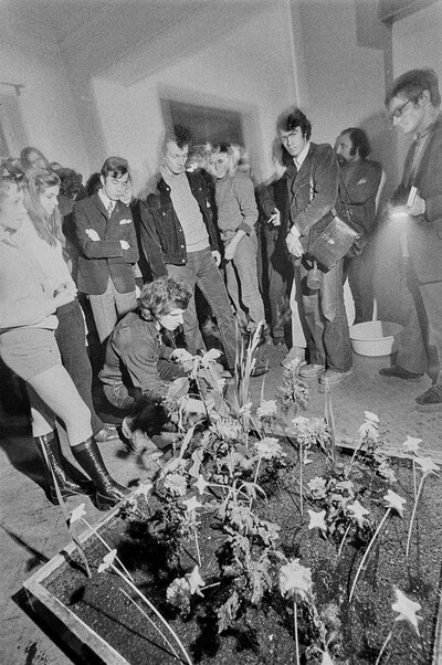 Krzysztof Zarębski, performans &bdquo;Kwiaty&rdquo;, Liga Kobiet, Warszawa, 1971