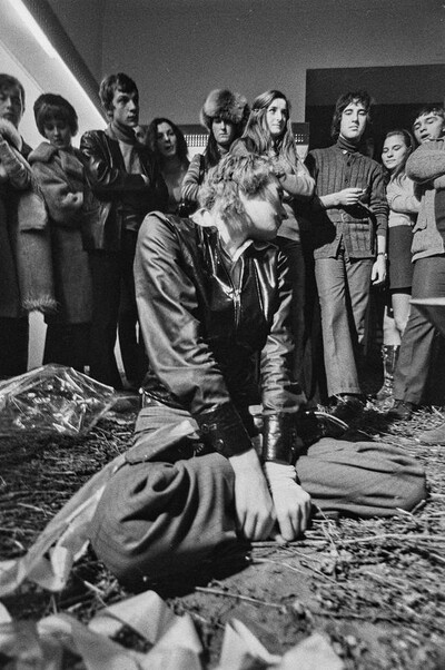 Krzysztof Zarębski, performans &bdquo;Kwiaty&rdquo;, Liga Kobiet, Warszawa, 1971