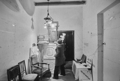 "Live Gallery", Andrzej Partum, Poetry Office (Poznańska Street), Warsaw, 1974