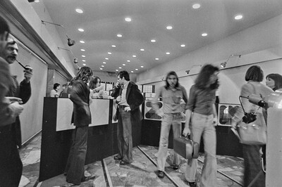 Natalia LL, &bdquo;Sztuka konsumpcyjna&rdquo;, wystawa i projekcja film&oacute;w, Galeria Wsp&oacute;łczesna, Warszawa 1975