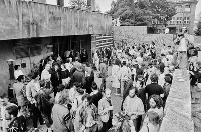 Wystawa &bdquo;Lochy Manhattanu, czyli sztuka innych medi&oacute;w&rdquo;, garaże, Ł&oacute;dź, 1989