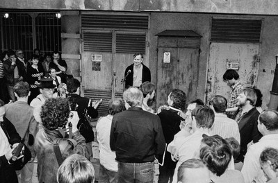 Wystawa &bdquo;Lochy Manhattanu, czyli sztuka innych medi&oacute;w&rdquo;, garaże, Ł&oacute;dź, 1989