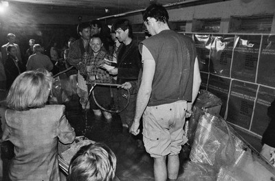 Wystawa &bdquo;Lochy Manhattanu, czyli sztuka innych medi&oacute;w&rdquo;, garaże, Ł&oacute;dź, 1989