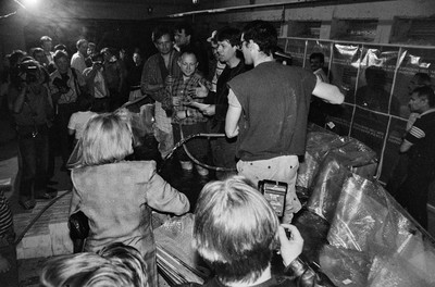 Wystawa &bdquo;Lochy Manhattanu, czyli sztuka innych medi&oacute;w&rdquo;, garaże, Ł&oacute;dź, 1989