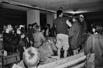 Wystawa &bdquo;Lochy Manhattanu, czyli sztuka innych medi&oacute;w&rdquo;, garaże, Ł&oacute;dź, 1989