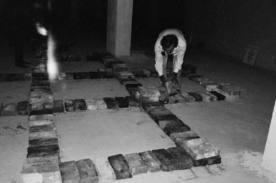 Wystawa &bdquo;Lochy Manhattanu, czyli sztuka innych medi&oacute;w&rdquo;, garaże, Ł&oacute;dź, 1989