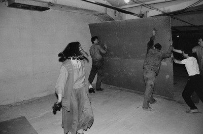 Wystawa &bdquo;Lochy Manhattanu, czyli sztuka innych medi&oacute;w&rdquo;, garaże, Ł&oacute;dź, 1989