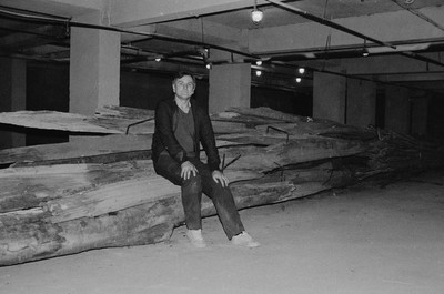 Wystawa &bdquo;Lochy Manhattanu, czyli sztuka innych medi&oacute;w&rdquo;, garaże, Ł&oacute;dź, 1989