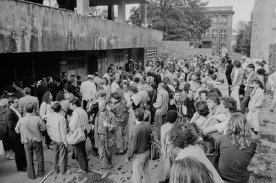 Wystawa &bdquo;Lochy Manhattanu, czyli sztuka innych medi&oacute;w&rdquo;, garaże, Ł&oacute;dź, 1989