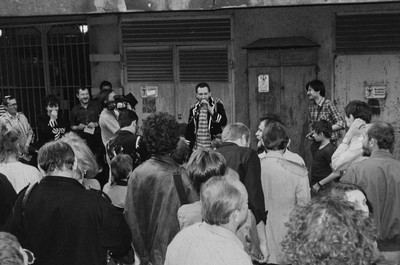 Wystawa &bdquo;Lochy Manhattanu, czyli sztuka innych medi&oacute;w&rdquo;, garaże, Ł&oacute;dź, 1989