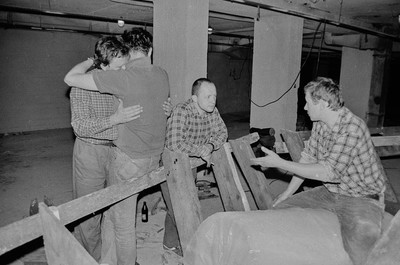 Wystawa &bdquo;Lochy Manhattanu, czyli sztuka innych medi&oacute;w&rdquo;, garaże, Ł&oacute;dź, 1989