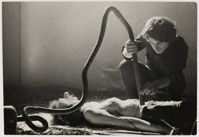 Krzysztof Zarębski, performans &bdquo;Kwiaty&rdquo;, Liga Kobiet, Warszawa, 1971